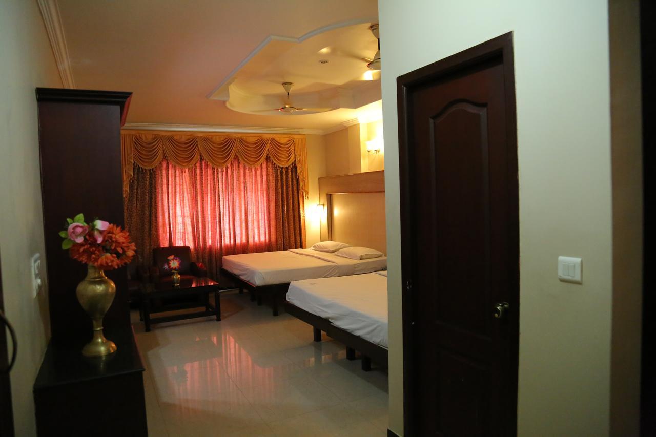 Hotel Vels Court Palni Esterno foto
