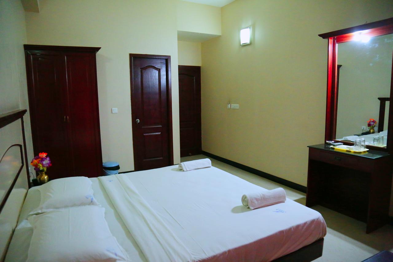 Hotel Vels Court Palni Esterno foto