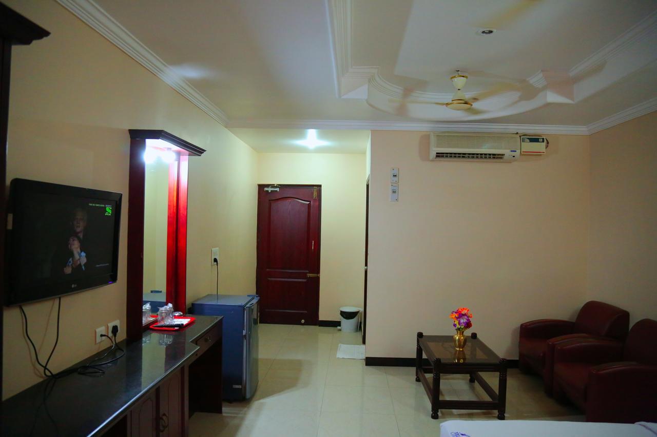 Hotel Vels Court Palni Esterno foto